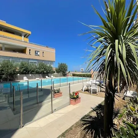 Mare E Sole Z Basenem I Przy Plazy